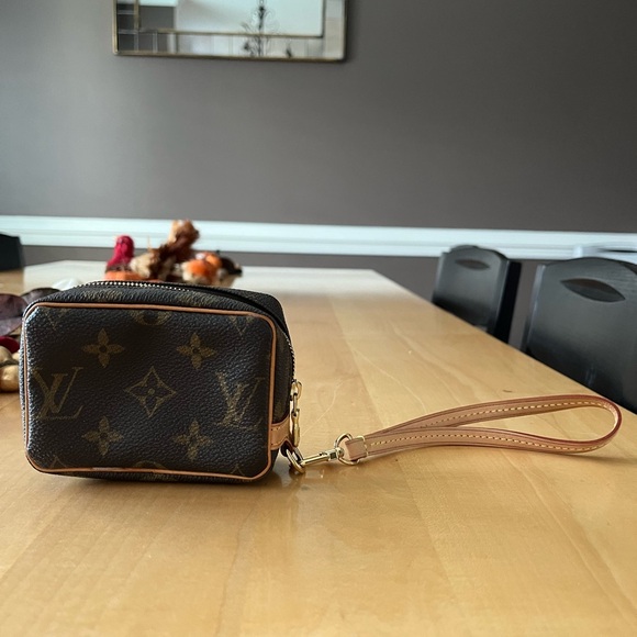 Auth Louis Vuitton Card/Coin Holder Wristlet - Picture 2 of 9